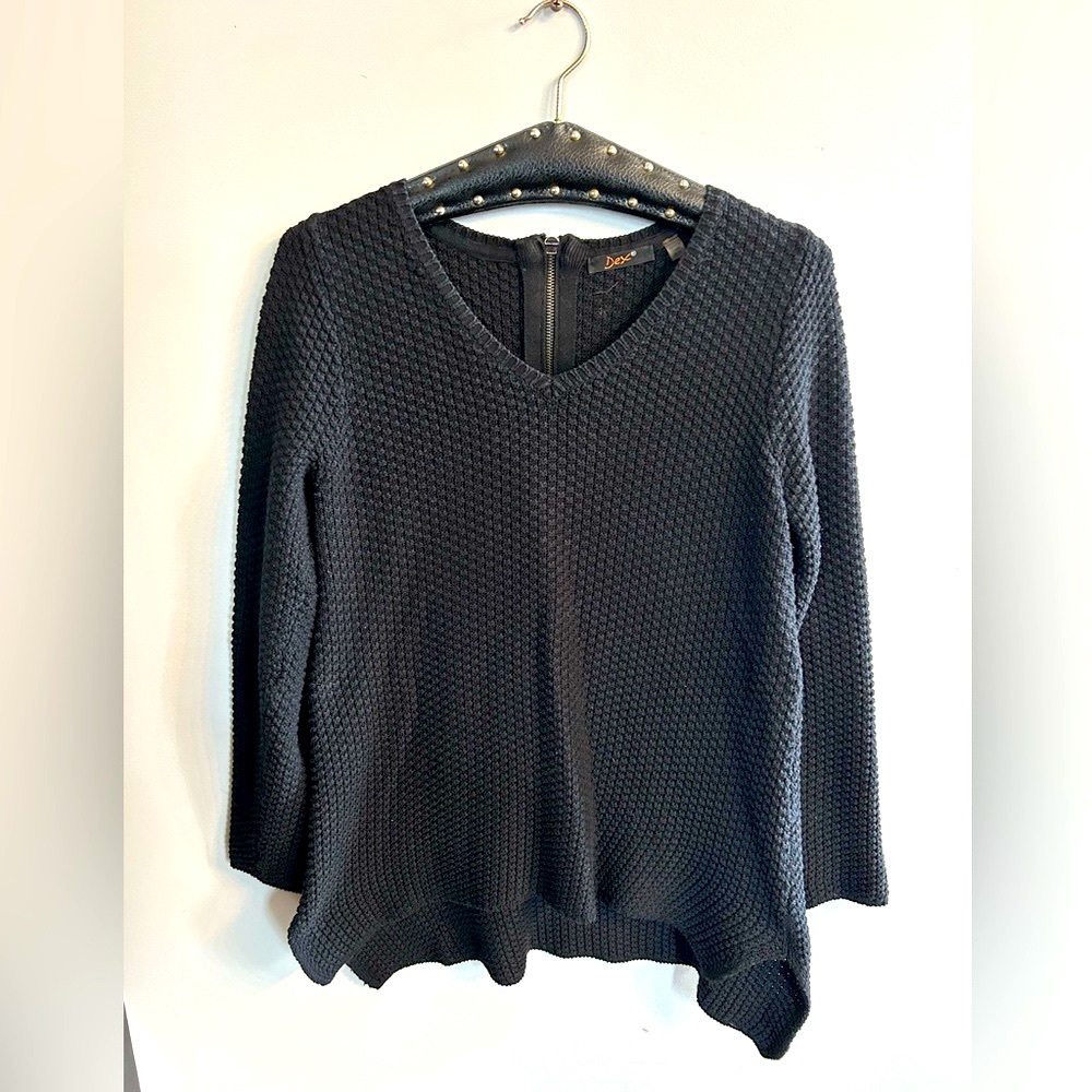 Dex black v neck knit sweater! ✌️